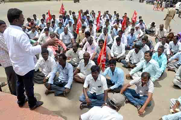 ವಿವಿಧ ಬೇಡಿಕೆಗಳ ಈಡೇರಿಕೆಗೆ ಆಗ್ರಹಿಸಿ ಗ್ರಾಪಂ ನೌಕರರ ಧರಣಿ